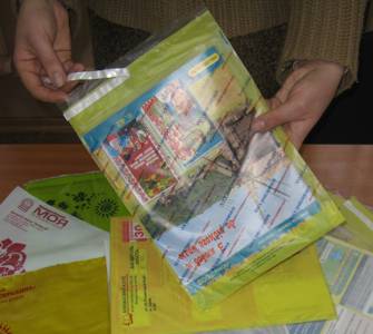 Полиэтиленовые конверты удобны при упаковке вручную- просто снимите защитную ленту